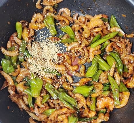 불을 끄고, 참기름 또는 들기름 1 큰술과 통깨 1 큰술을 넣어 잘 섞어줍니다.