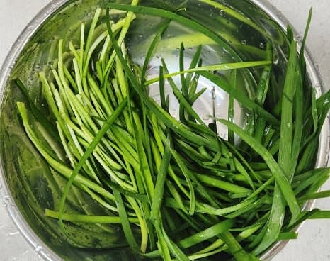 부추 1팩을 지저분한 부분을 손질한 뒤 깨끗하게 씻어 준비합니다.