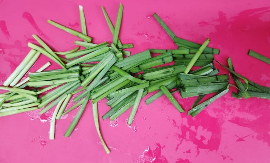 손질한 부추를 먹기 좋은 크기로 썰어줍니다. 이때 부추의 끄트머리 쪽은 잘라내는 것이 좋습니다.