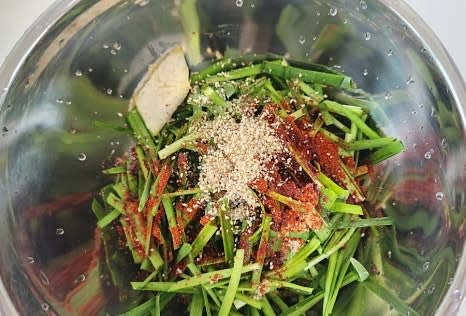 마지막으로 통깨 1 큰술을 넣고, 양념이 부추에 골고루 배도록 잘 섞어줍니다.
