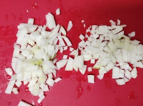 양파 1개를 작은 크기로 깍둑썰기 합니다.