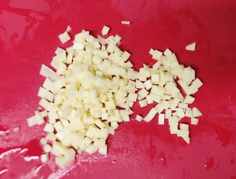 감자 1개를 양파와 비슷한 크기로 깍둑썰기 합니다.