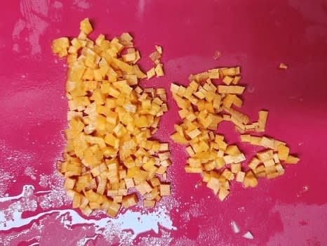 당근 1/4개를 양파와 감자보다 약간 작은 크기로 깍둑썰기 합니다.