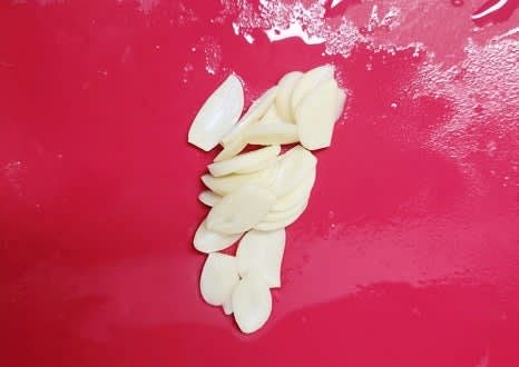 마늘 6개를 편썰기 합니다.