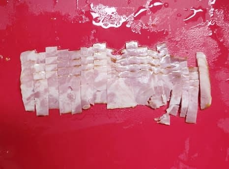 베이컨 4줄을 먹기 좋은 크기로 썰어줍니다.