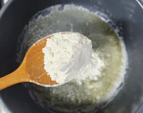 녹은 버터에 밀가루 2 큰술을 넣고 약간 노릇해질 때까지 볶아 루를 만듭니다. 그런 다음 불을 끕니다.