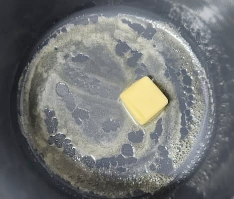 냄비에 버터 1 큰술을 넣고 중약불에서 녹입니다.