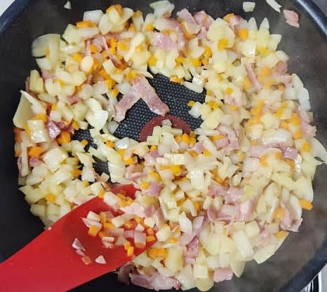 웍에 썰어놓은 양파, 감자, 당근, 마늘, 베이컨을 모두 넣고 식용유 2 큰술을 추가한 후 센 불에서 볶습니다.