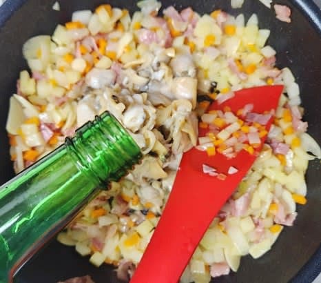 감자가 익으면 바지락살을 넣고, 잡내를 제거하기 위해 술 2 큰술을 넣은 후 센 불에서 살짝 볶습니다.