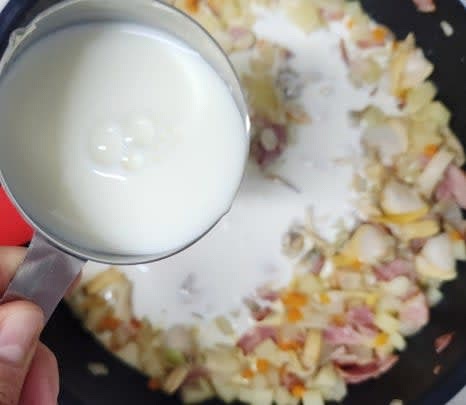 휘핑크림 250ml와 우유 100ml를 넣고, 미리 만들어둔 루를 추가하여 잘 섞습니다.