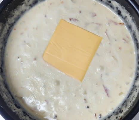 참치액 1.5 큰술과 소금 0.5 작은술로 간을 하고, 체다치즈 1장을 넣어 치즈가 녹을 때까지 저어가며 끓입니다.