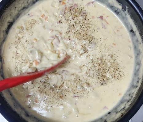 스프가 완성되면 불을 끄고, 후춧가루를 약간 뿌려 섞습니다.