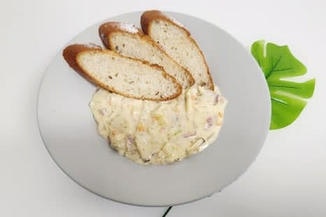 그릇에 스프를 담고 바게트빵 6조각을 곁들여 제공합니다.