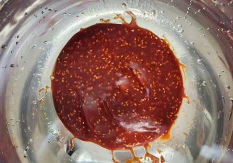 큰 볼에 고추장 2 큰술, 올리고당 2 큰술, 참기름 1 큰술, 통깨 1 큰술을 넣고 잘 섞어 양념장을 만듭니다.