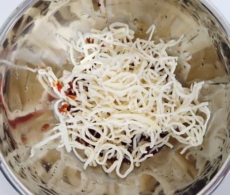 진미채 200g을 준비하여 먹기 좋은 크기로 가위로 잘라줍니다.