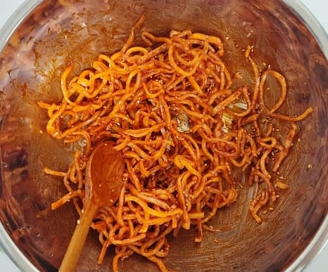 자른 진미채를 양념장에 넣고 골고루 버무려줍니다.