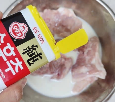 순살 닭다리살 600g을 우유에 담가 잡내를 제거하고, 후춧가루를 약간 뿌려 30분 정도 재워둡니다.