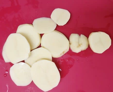 감자 3개를 두툼하게 썰고, 당근 1/4개는 반달 모양으로 썰어 준비합니다.