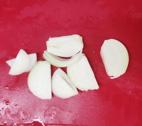 양파 1/2개를 큼직하게 썰어줍니다.