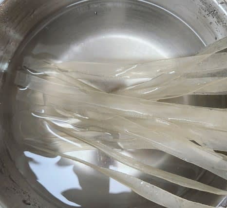 당면 한 움큼을 미지근한 물에 30분 이상 불려줍니다.