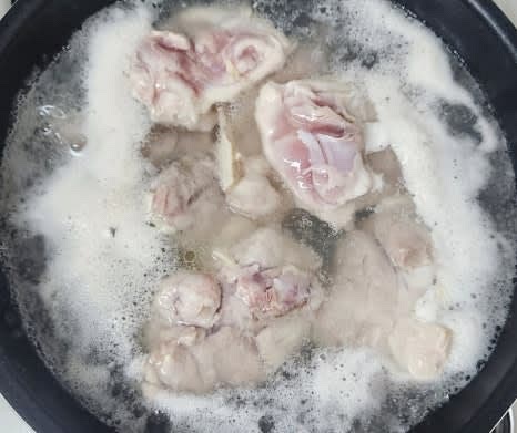 재워둔 닭을 끓는 물에 살짝 데쳐 불순물을 제거한 후, 깨끗이 헹궈줍니다.