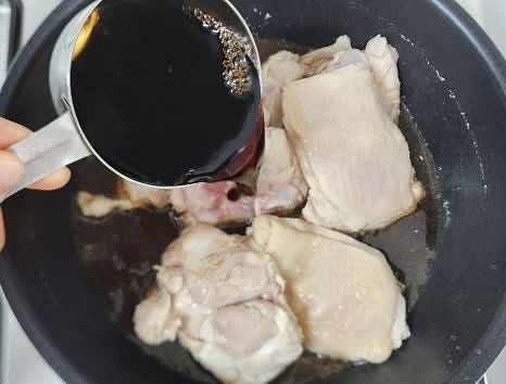 냄비에 닭고기, 콜라 150ml, 진간장 50ml, 물 150ml, 술 1 큰술, 생강가루 0.5 작은술, 다진 마늘 0.5 큰술을 넣고 센 불에서 끓입니다.