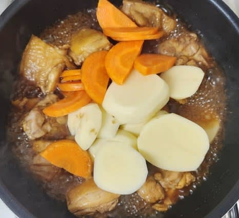 국물이 어느 정도 졸아들면 감자와 당근을 넣고 끓입니다.