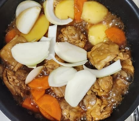 감자가 반쯤 익으면 양파와 불린 당면을 넣고 함께 끓입니다. 필요에 따라 물을 추가할 수 있습니다.