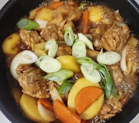 모든 재료가 익으면 어슷썬 대파 한 줌을 넣고 한소끔 끓인 후, 참기름 1 큰술을 넣어 마무리합니다.