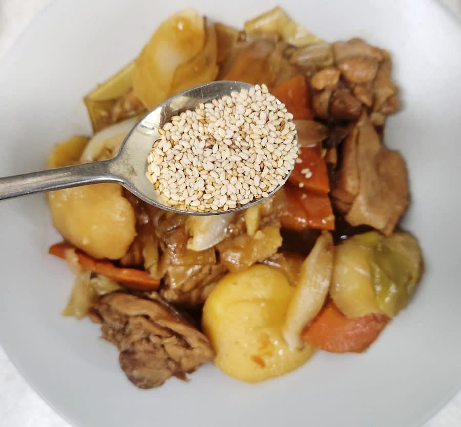 완성된 찜닭을 그릇에 담고 통깨 1 큰술을 뿌려 제공합니다.