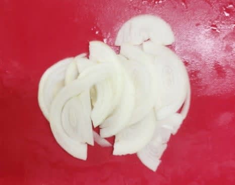 양파 1/4개를 잘게 썰어 준비합니다.