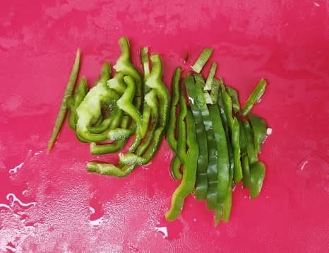 피망 1/4개를 가늘게 채썰어 준비합니다.