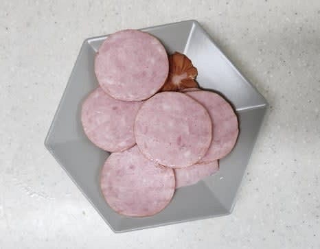 둥근햄 4장을 먹기 좋은 크기로 자릅니다.