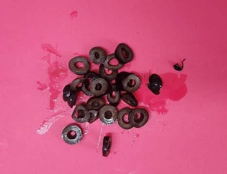 올리브 3개를 얇게 슬라이스합니다.