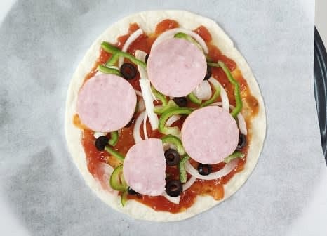 썰어놓은 양파, 피망, 햄, 올리브를 또띠아 위에 고르게 올립니다.