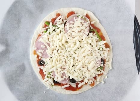 피자치즈를 원하는 만큼 듬뿍 올립니다.