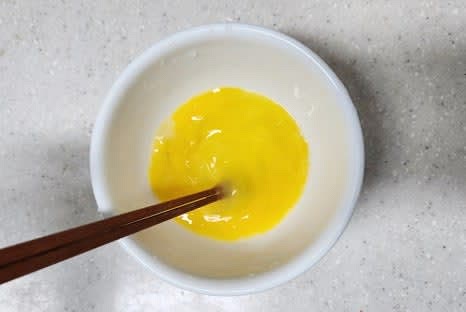 계란 1 개를 그릇에 풀어 준비합니다.