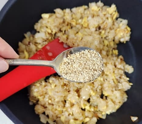 불을 끄고 후춧가루 약간과 깨소금 1 큰술을 뿌려 마무리합니다.