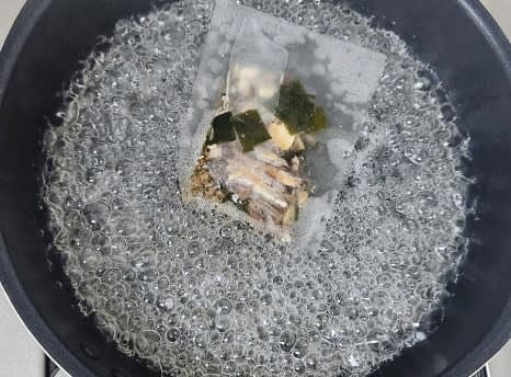 냄비에 물 800ml와 육수팩 1개를 넣고 센 불에서 끓입니다. 물이 끓기 시작하면 중약불로 줄여 10분간 더 끓여 육수를 준비합니다.