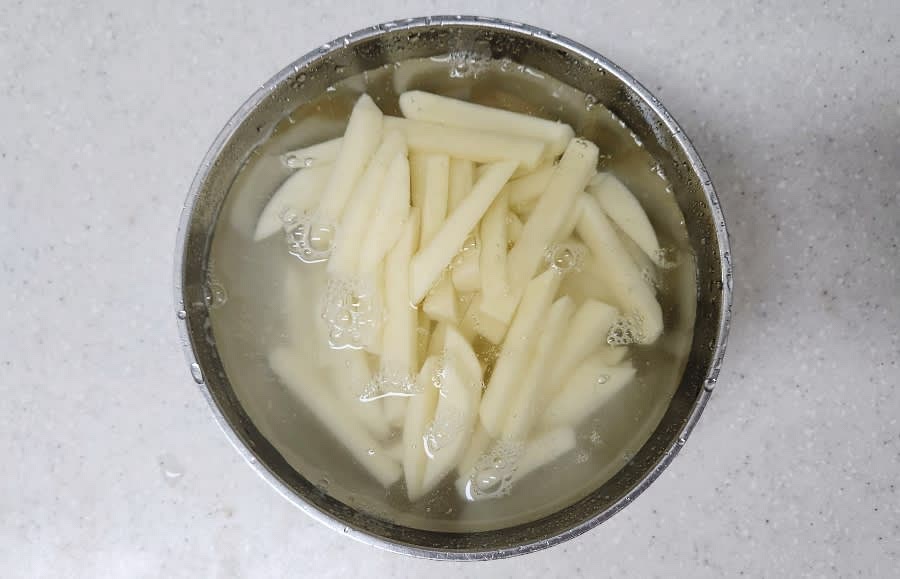 감자 2개를 두툼하게 채 썰어 물에 10분간 담가 전분기를 제거합니다.
