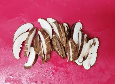 표고버섯 3개를 채 썰고, 청양고추 1개를 송송 썰어 준비합니다.