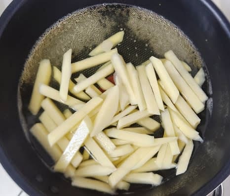 육수가 완성되면 육수팩을 제거하고, 감자를 먼저 넣어 끓입니다.