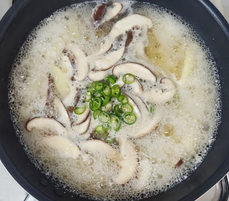 감자가 반쯤 익으면 표고버섯, 다진 마늘 0.5 큰술, 까나리액젓 1 큰술, 청양고추를 넣고 끓입니다.