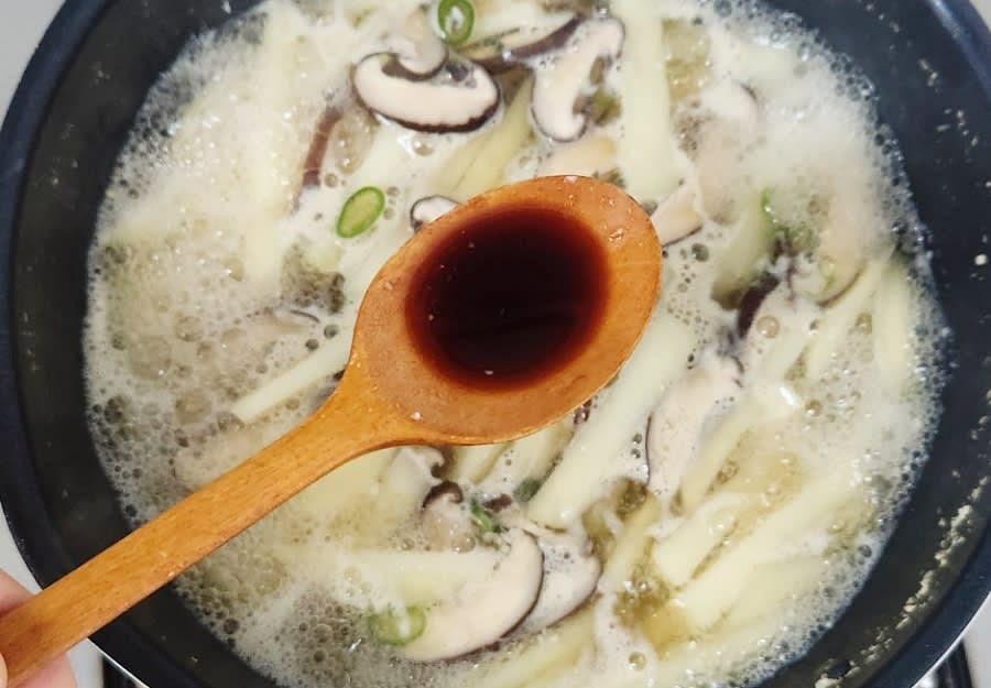 양조간장 0.5 큰술을 추가하고, 국물이 졸아들지 않도록 필요 시 물을 조금씩 추가하며 끓입니다.