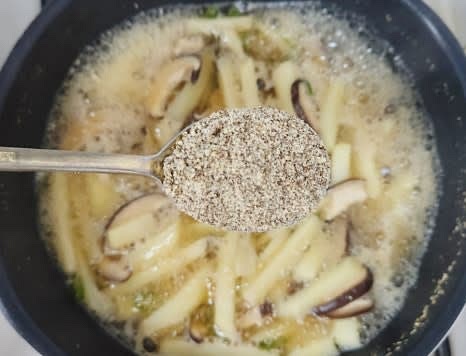 감자가 완전히 익으면 들깨가루 1 큰술과 대파 한 줌을 넣고 한소끔 더 끓인 후 불을 끕니다.