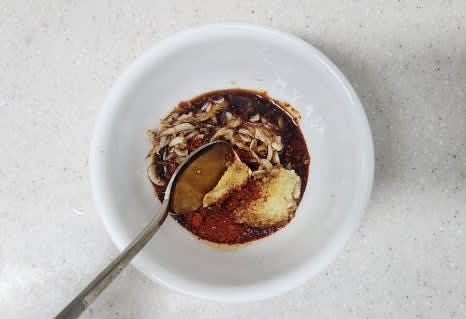 그릇에 고춧가루 3 큰술, 새우젓 1 큰술, 다진 마늘 1 큰술, 양조간장 2 큰술을 넣고 잘 섞어 다대기를 만듭니다.