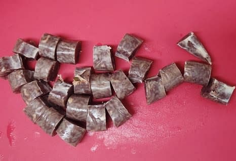 순대 350g을 도톰하게 썰어 준비합니다.