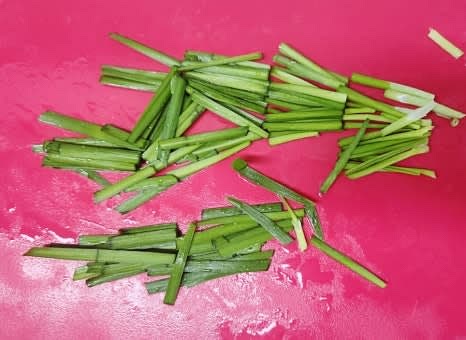 부추 1 줌을 적당한 길이로 썰어 준비합니다.