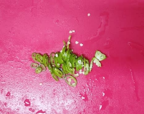 청양고추 1개를 송송 썰어 준비합니다.