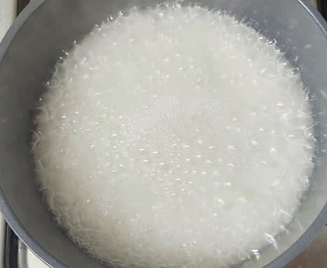 냄비에 시판 사골곰탕 500ml와 물 100ml를 넣고 센 불에서 끓입니다.